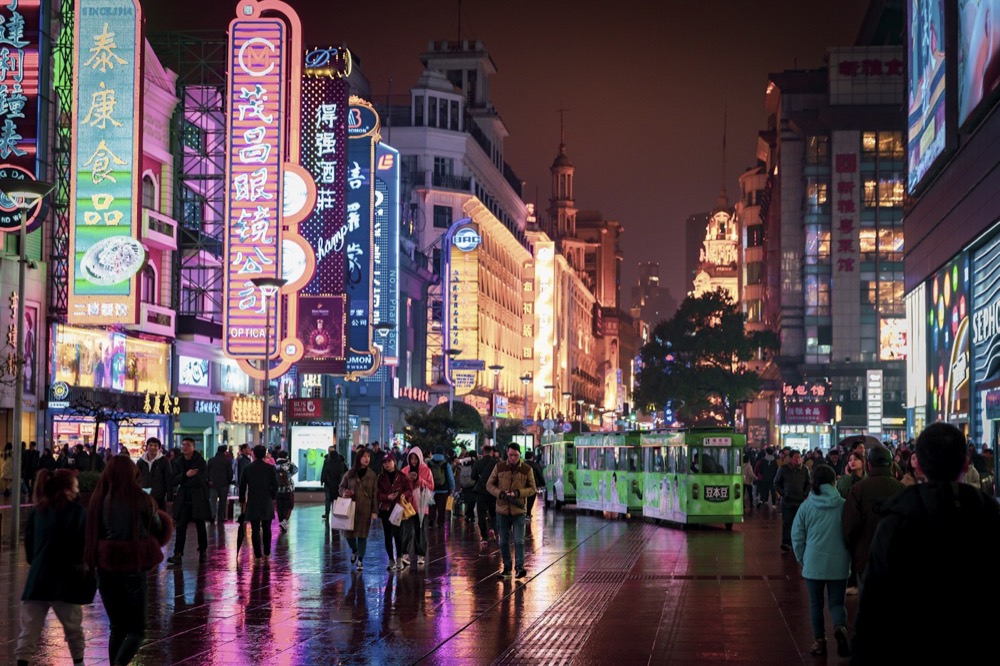 夜晚的上海南京路,霓虹灯与人潮