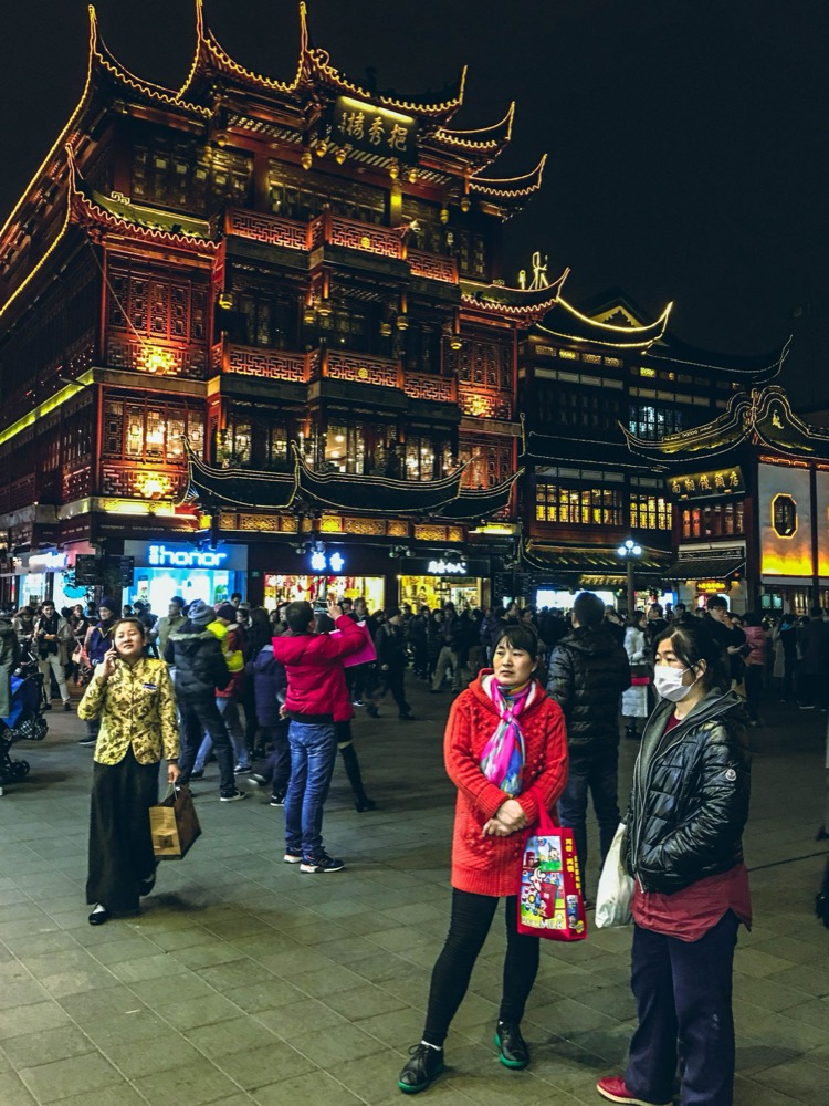 夜色中灯火通明的上海豫园与游客